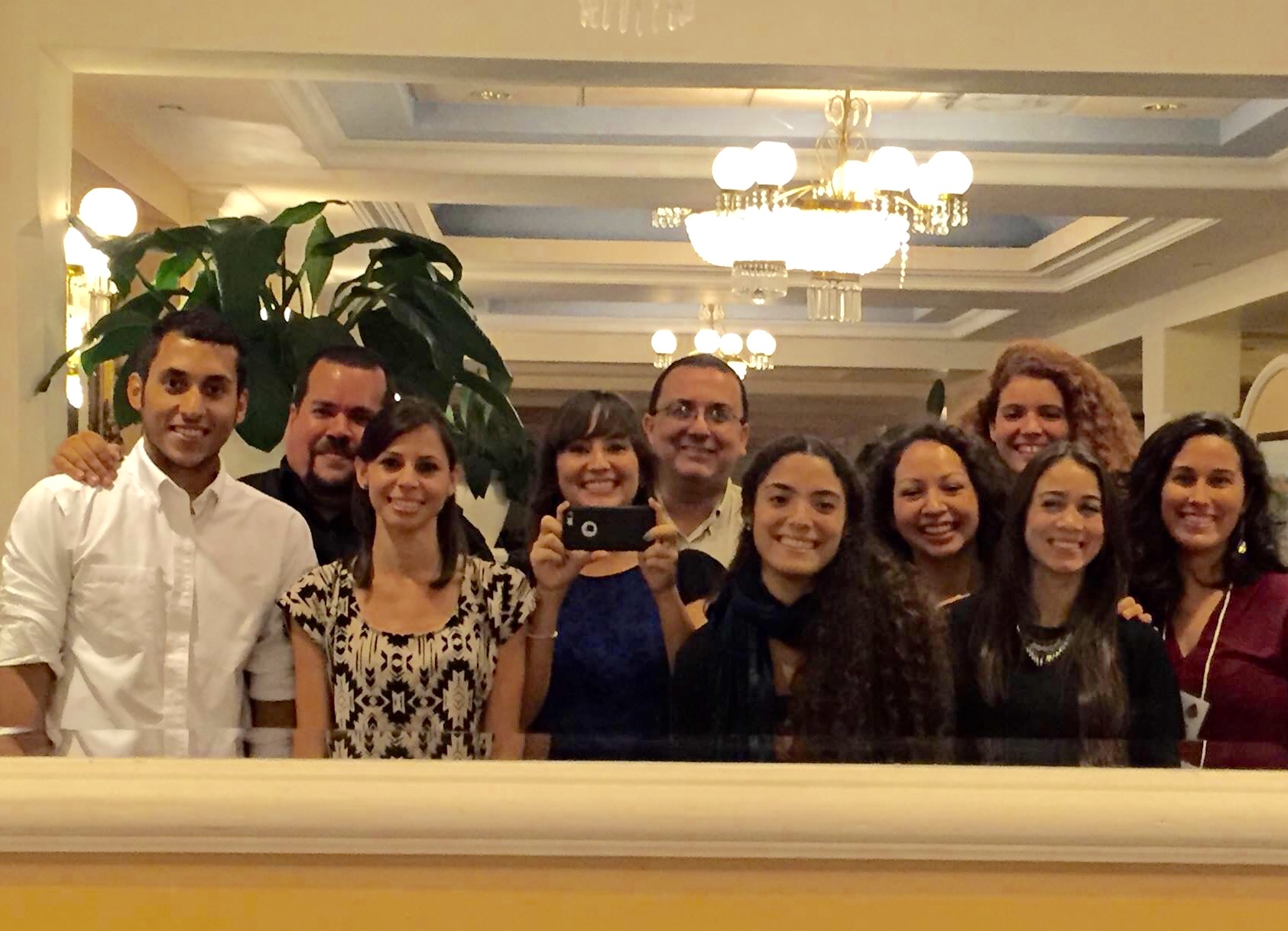 Grupo de estudiantes participantes con el Dr. Jorge Ortiz HICE-PR