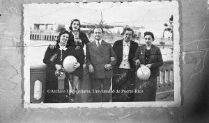 Gabriela Mistral cuarta de izquierda a derecha