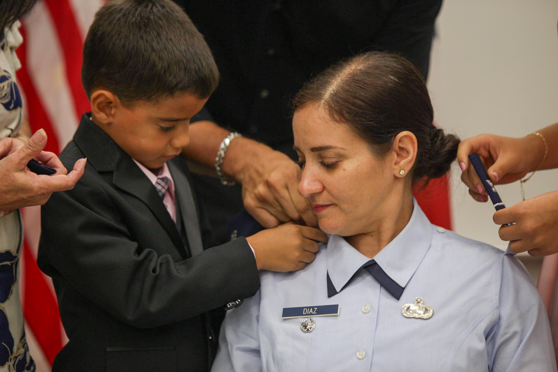 La familia de la coronel Díaz le colocó las insignias de su nuevo rango