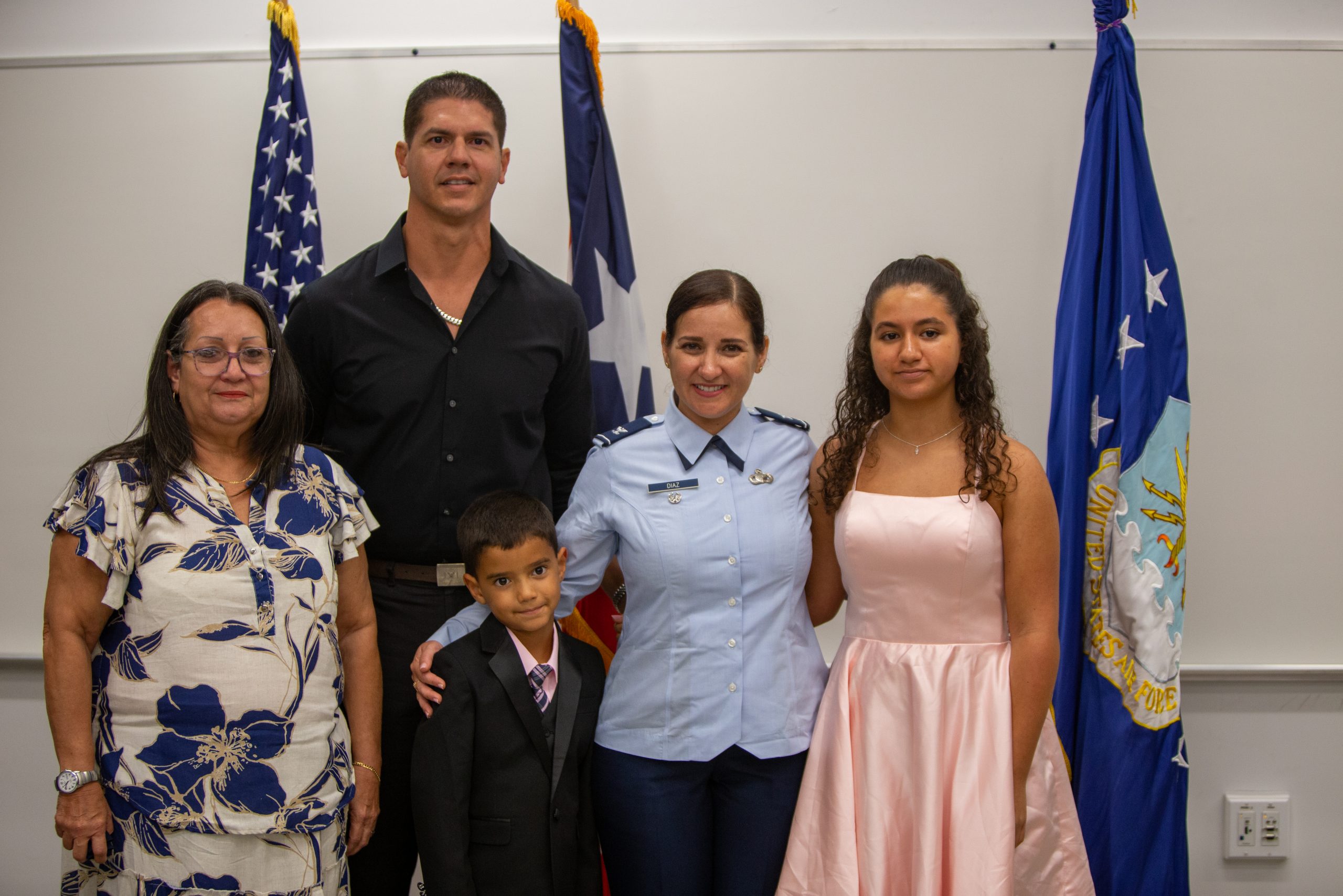 La familia de la coronel Díaz la acompañó durante la ceremonia