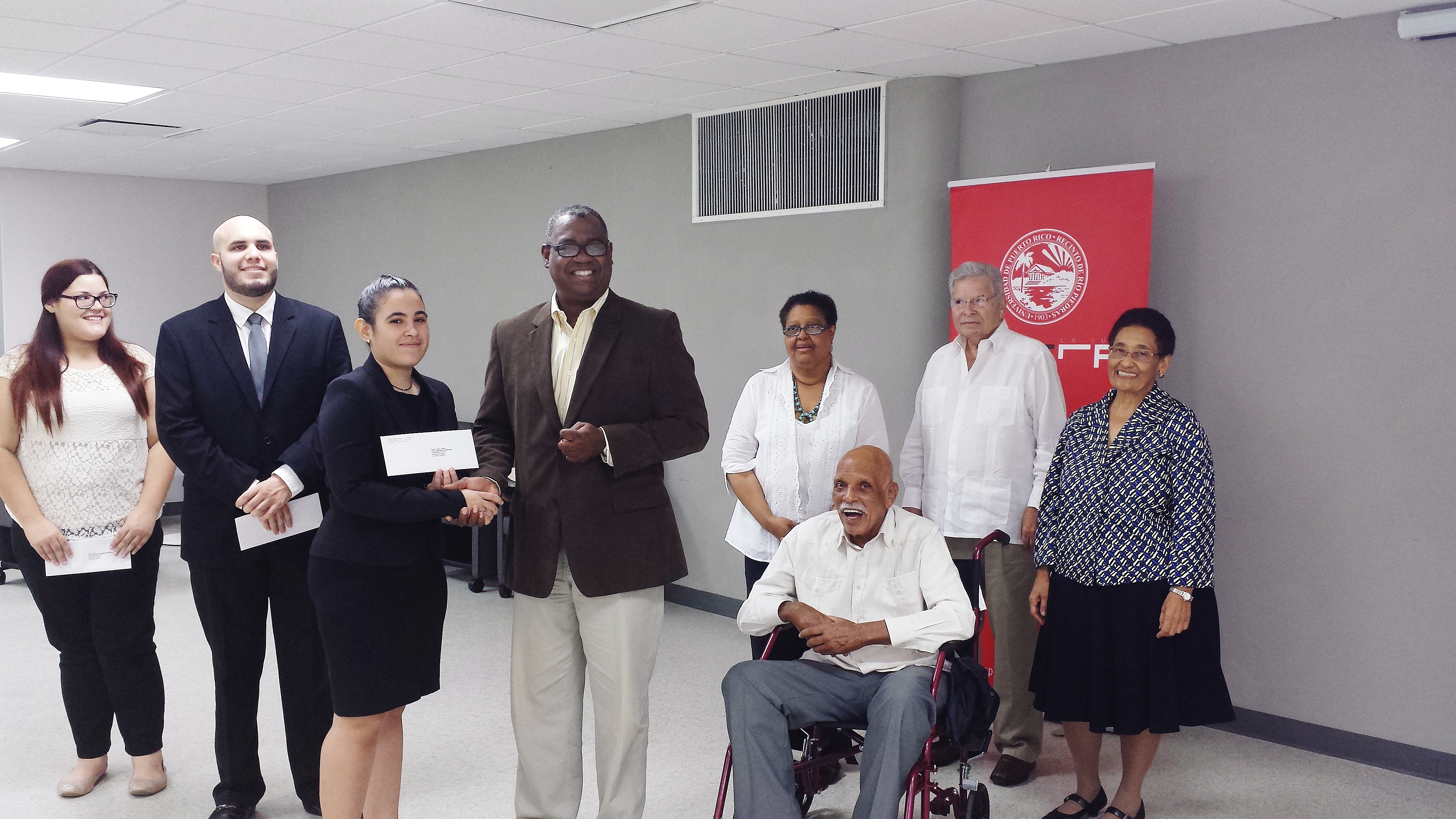 - Estudiantes de UPR Río Piedras reciben Beca Fideicomiso Padilla y Asensio. De izquierda a derecha, Natalí García Collazo, Edwin Díaz González, Debbiann Centeno Quintana, el rector Dr. Carlos Severino Valdez, Dra. Palmira Ríos, Héctor López Pumarejo, Dra. Carmen Concepción y sentado, Dr. Hermenegildo Ortiz Quintana.