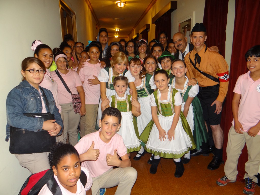 Estudiantes de Vieques junto a parte del elenco “The Sound of Music”