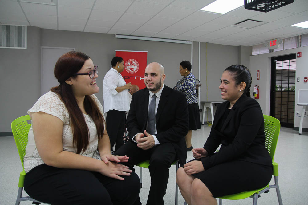 Foto 2- Estudiantes de UPR Río Piedras reciben Beca Fideicomiso Padilla y Asensio