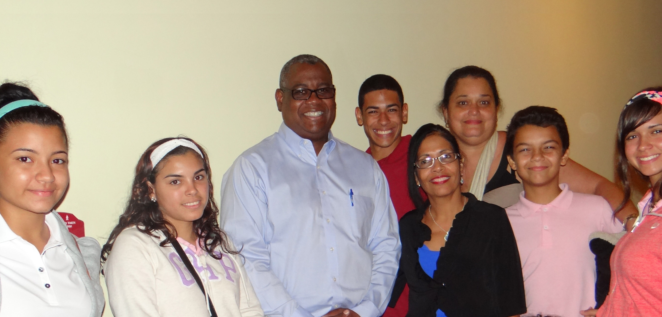 Rector Carlos Severino junto a estudiantes de Vieques