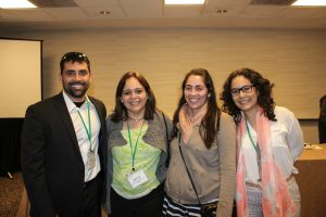 La profesora Martiza Barrteo junto a estudiantes de geografía de la UPRRP