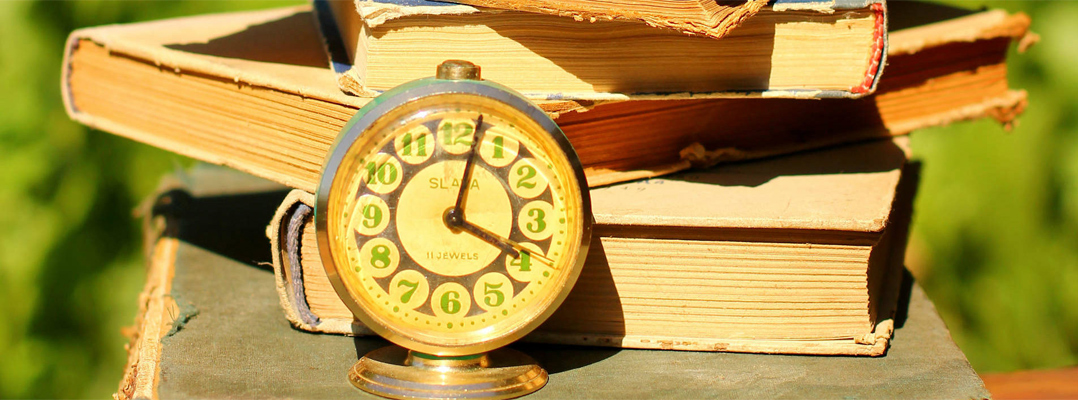 reloj y libros