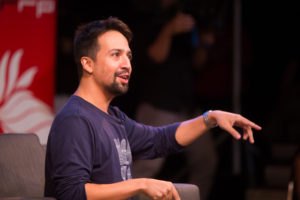 Lin-Manuel Miranda visita, conversa y rapea en la ‘Iupi’