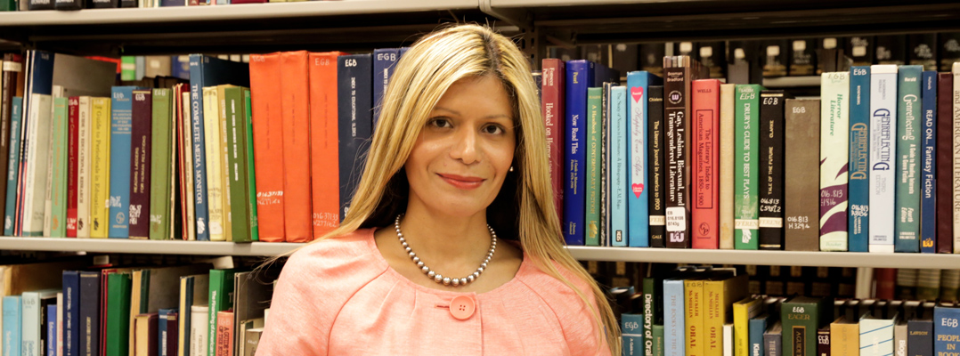 Loida García-Febo, en la biblioteca de la Escuela Graduada de Ciencias Bibliotecarias e Información, Universidad de Puerto Rico.