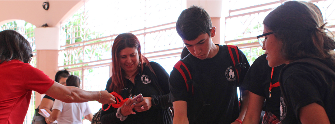 estudiantes en mesa de información