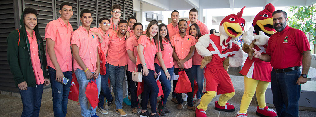 estudiantes junto a mascota