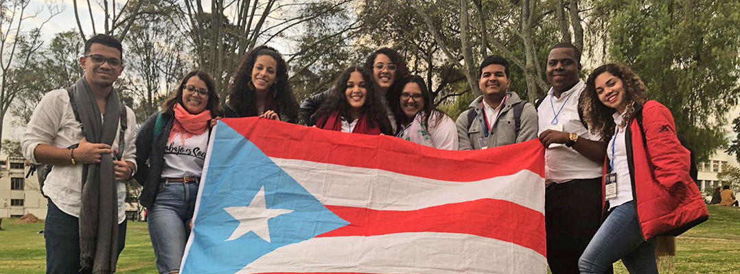 estudiantes con bandera de puerto rico