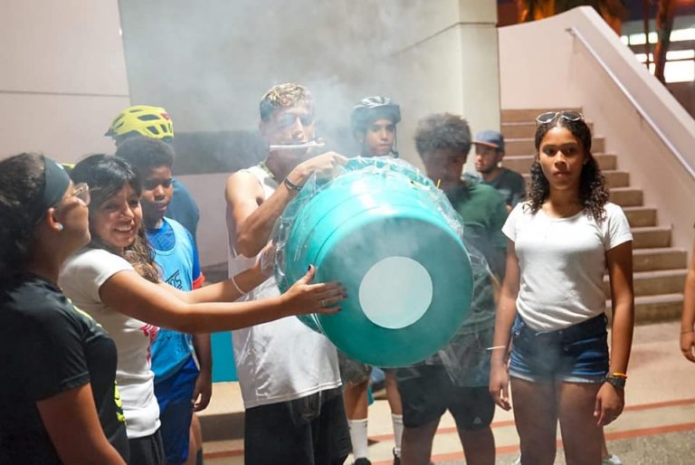 Participantes en demostración de ondas con zookas de humo