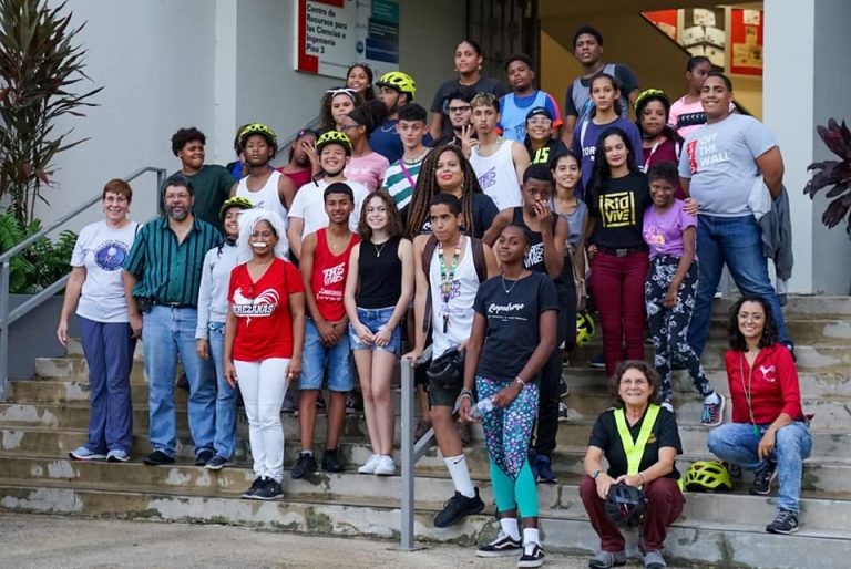Participantes en grupo frente a Facundo Bueso
