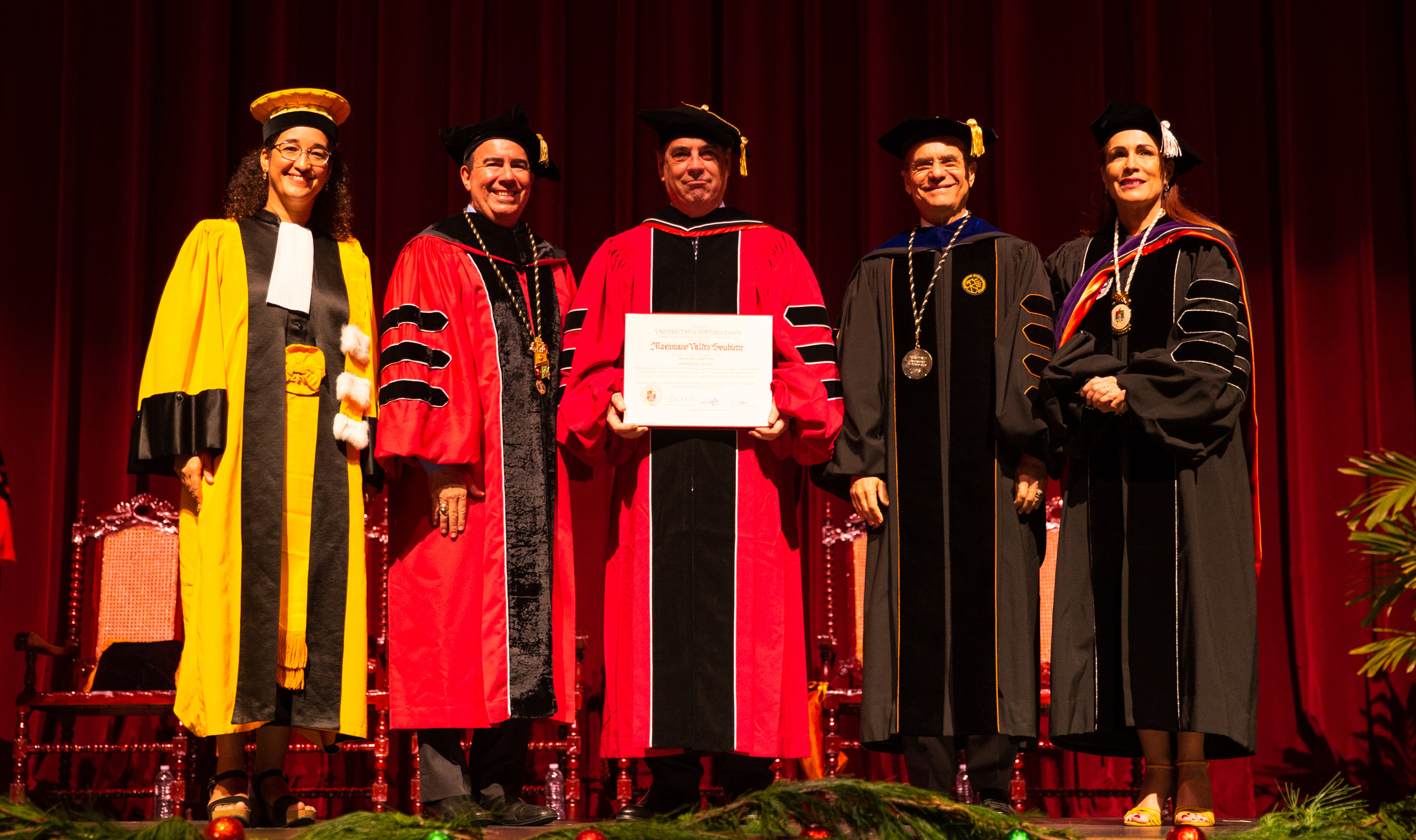 Maximiliano Valdes enseñando diploma