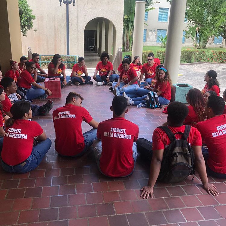 estudiantes orientadores frente al Teatro