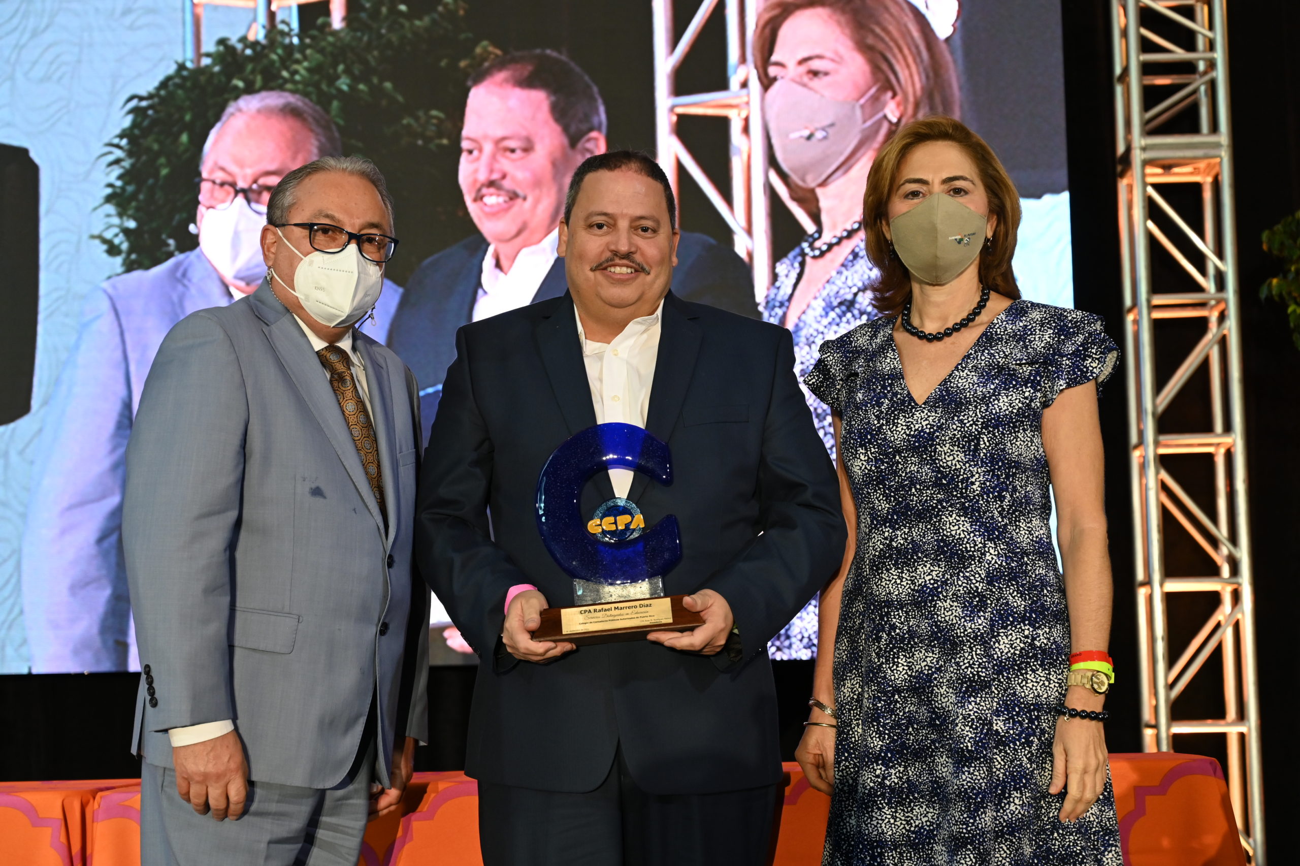 Foto/ De izquierda a derecha: CPA Oscar E. Ramos Cullen, presidente entrante del CCPA; Dr. Rafael Marrero Díaz, CPA Rosa M. Rodríguez Ramos, presidenta del CCPA