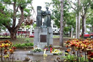 Monumento de Hostos con ofrendas florales
