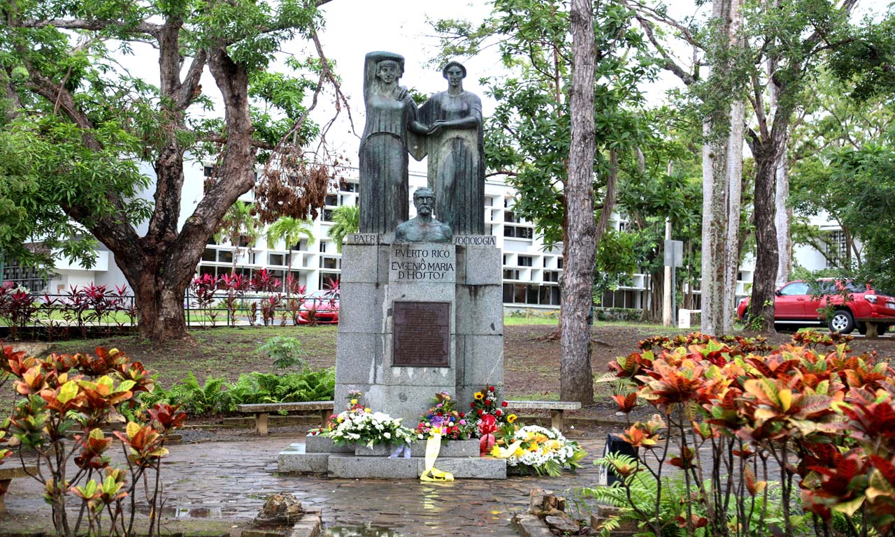 Monumento de Hostos con ofrendas florales
