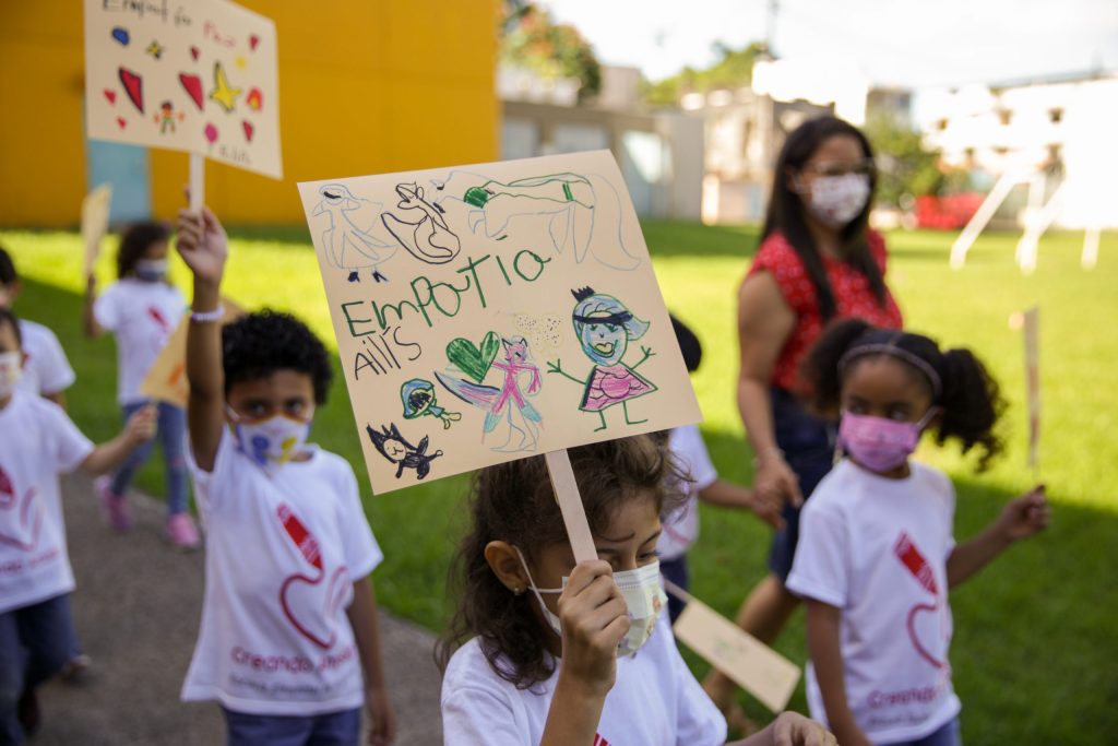 estudiantes escuela elemental marchan por la paz