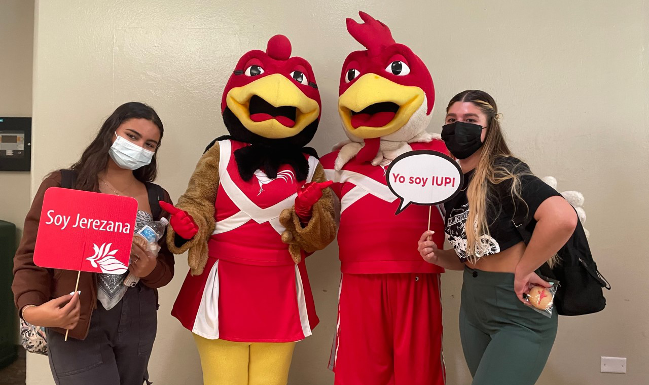 Foto de estudiantes con mascota