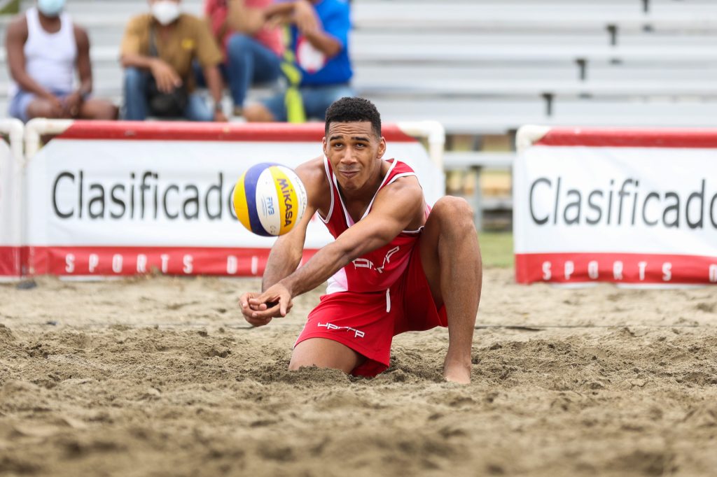 Héctor Valentín y Joseph Oquendo en el voleibol de playa