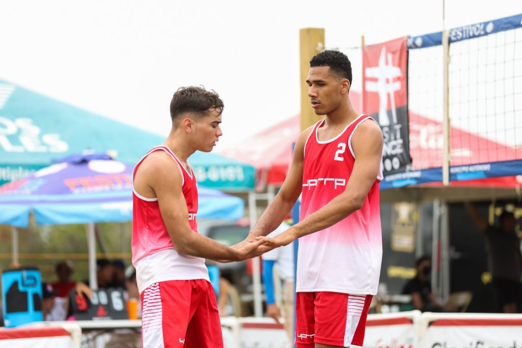 Héctor Valentín y Joseph Oquendo en el voleibol de playa