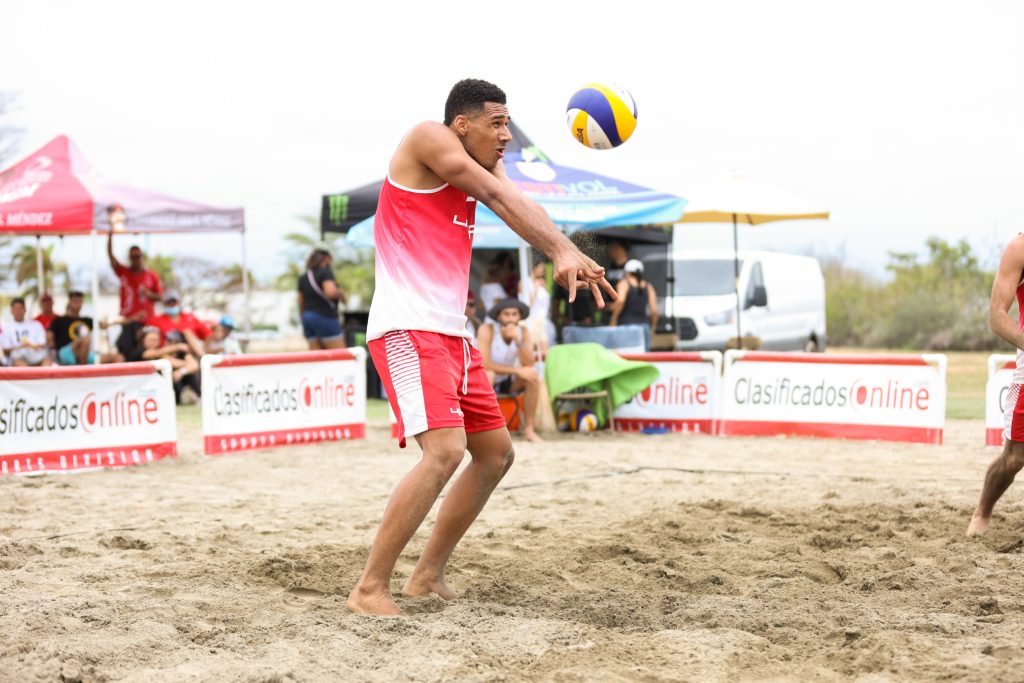 Héctor Valentín y Joseph Oquendo en el voleibol de playa