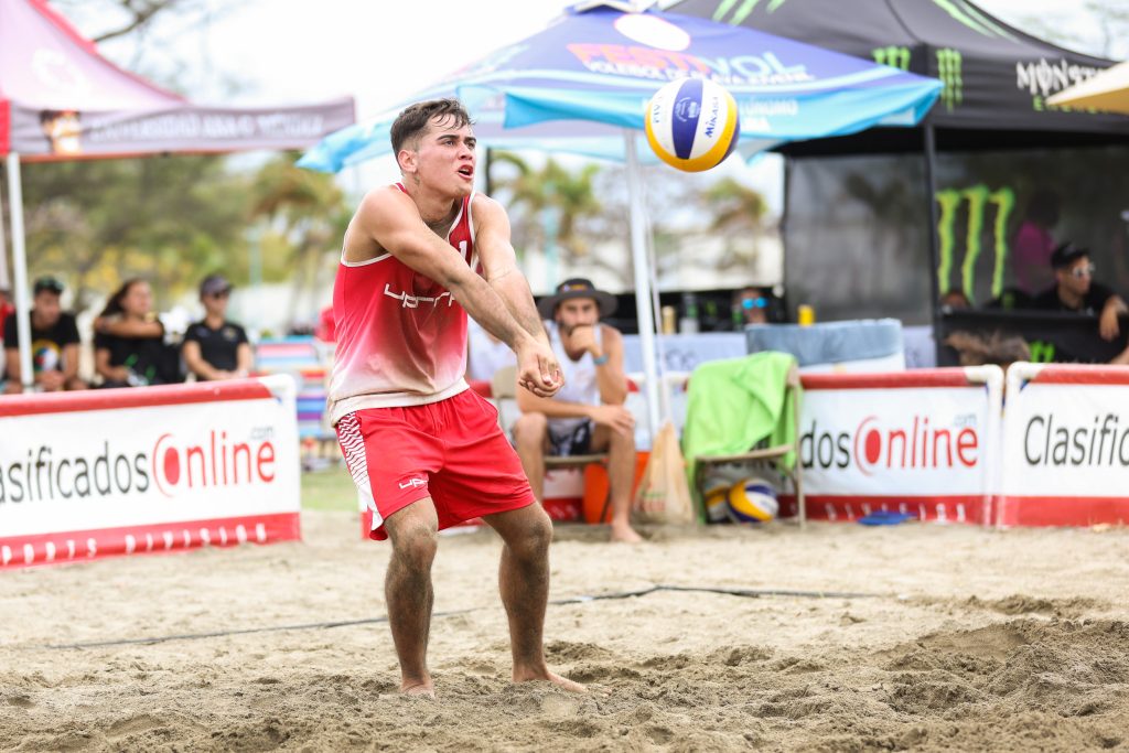 Héctor Valentín y Joseph Oquendo en el voleibol de playa