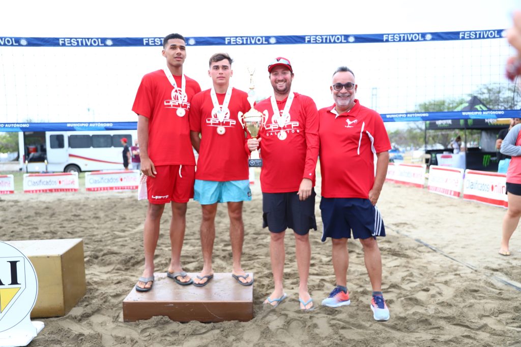 Héctor Valentín y Joseph Oquendo en el voleibol de playa