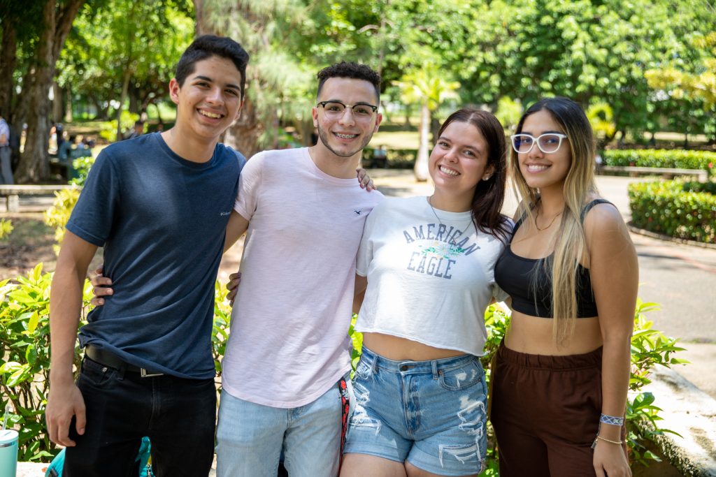 Estudiantes a las afueras del Centro de Estudiante