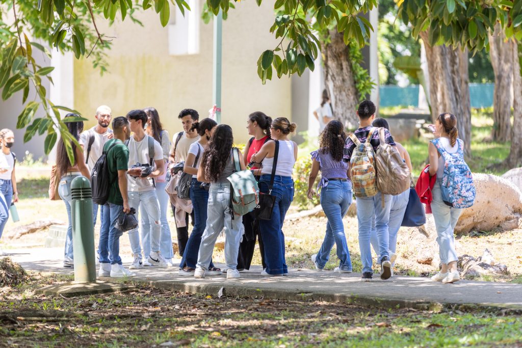 Los alrededores de nuestro campus se llenó de universitarios