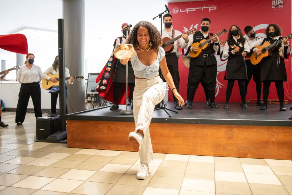 Estudiante interpretó baile utilizando la pandereta