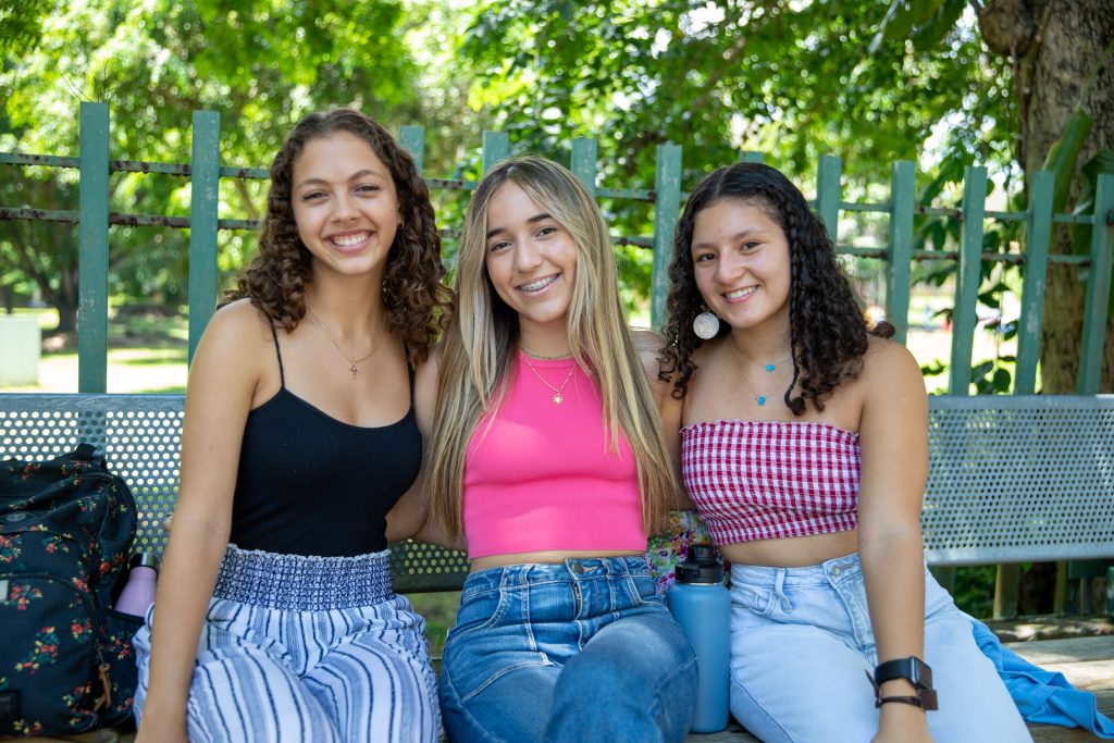 Grupo de alumnas a las afueras del recinto