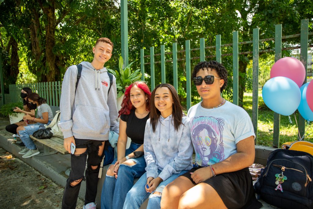 Grupo de estudiantes compartiendo el primer día de clases