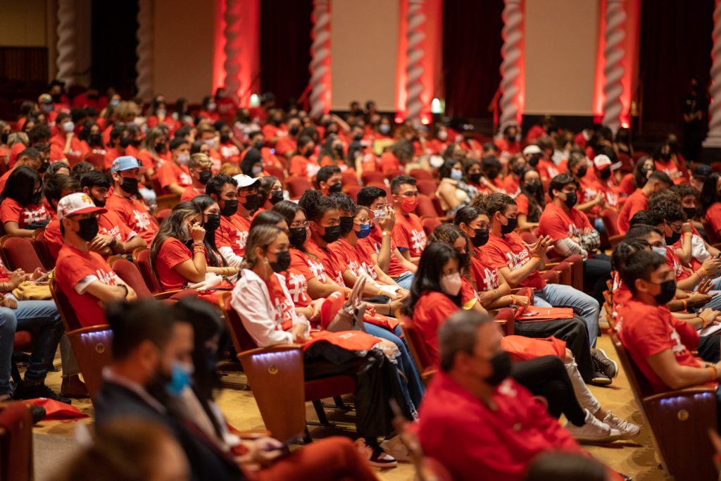 Estudiantes de nuevo ingreso agrupados en el Teatro