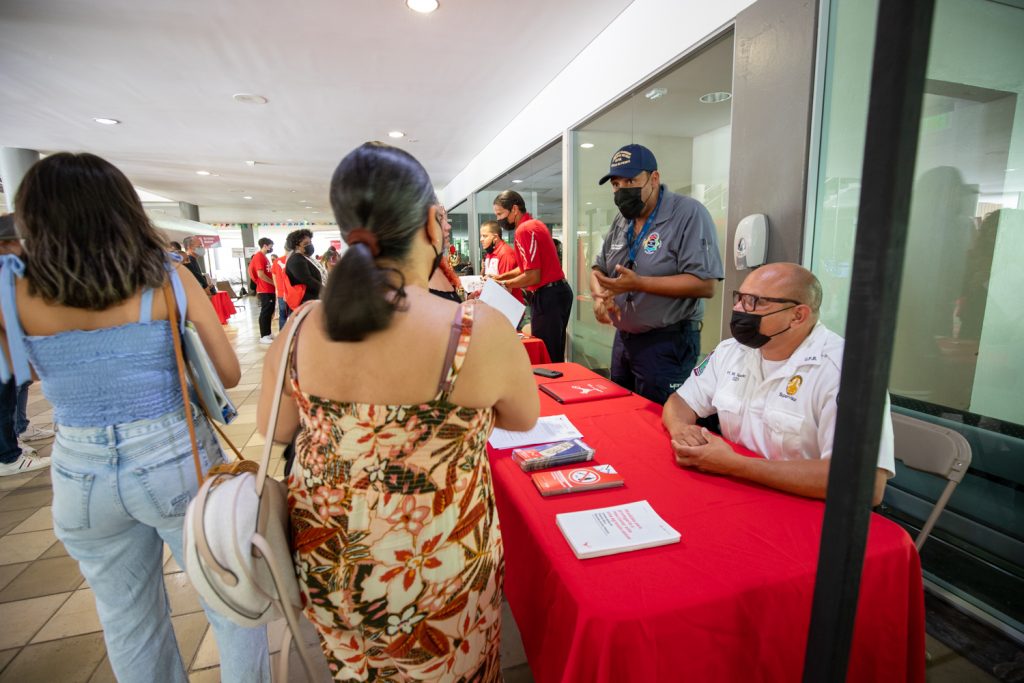 Personal de la Oficina de Seguridad, orientando a los presentes