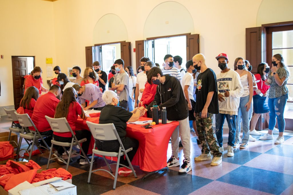 Estudiantes ingresando al Teatro de la UPR para orientación de nuevo ingreso