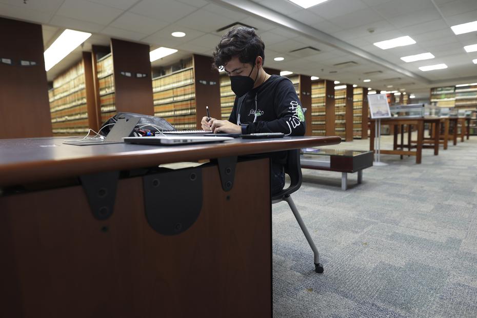 En el segundo nivel, separada exclusivamente para los estudiantes de Derecho, se guarda la colección de derecho federal más grande la isla, que incluye temas de derecho civil, quiebra, seguro social, libertades constitucionales, ética, entre otros. (Foto - Vanessa Serra Díaz)