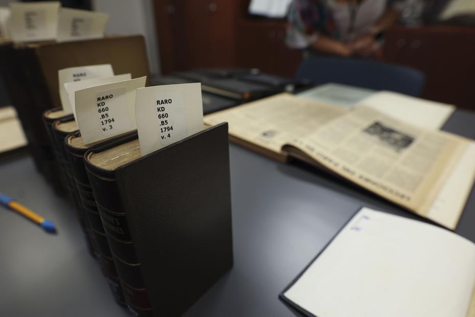 Entre sus colecciones, también tienen la primera edición del periódico Claridad, una hoja mimeografiada de 1959. (Foto - Vanessa Serra Díaz)