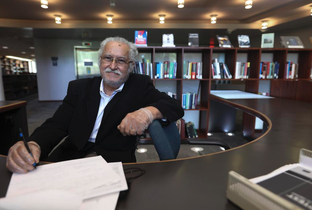 El bibliotecario Miguel Ángel Rivera Álvarez comenzó a trabajar desde el 1980. Más de 42 años de servicio, le han servido para conocer cada rincón de este espacio y ver cómo el desarrollo de la bibliografía jurídica ha impactado las generaciones que han pasado por la UPR. (Foto - Vanessa Serra Díaz)