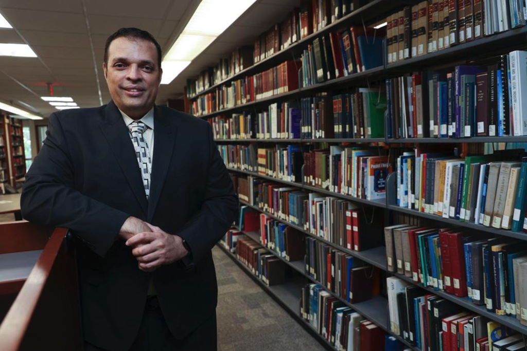 En la foto el profesor Samuel Serrano Medina, director interino de la biblioteca. (Foto - Vanessa Serra Díaz)