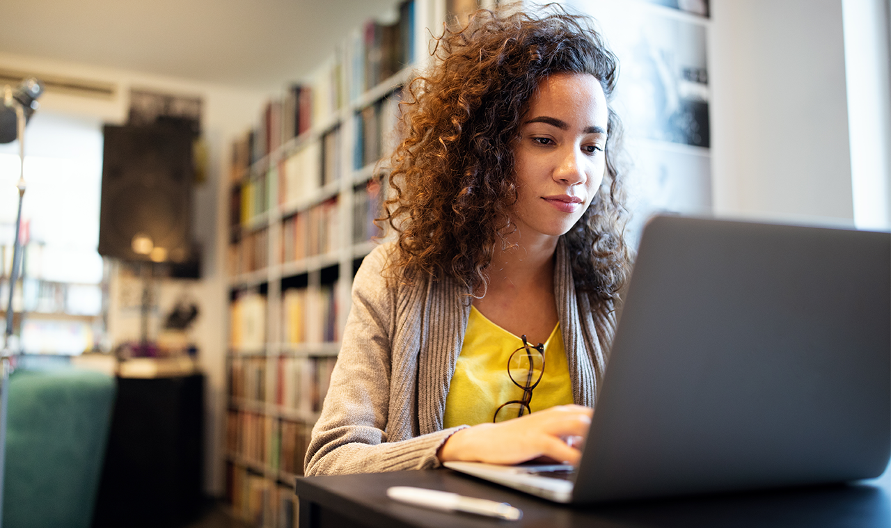 Imagen de estudiante en biblioteca