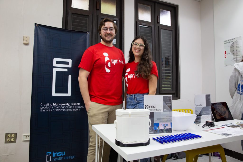 Foto de Doris Candelaria junto a Mason Lucich del Centro de Innovación Educativa