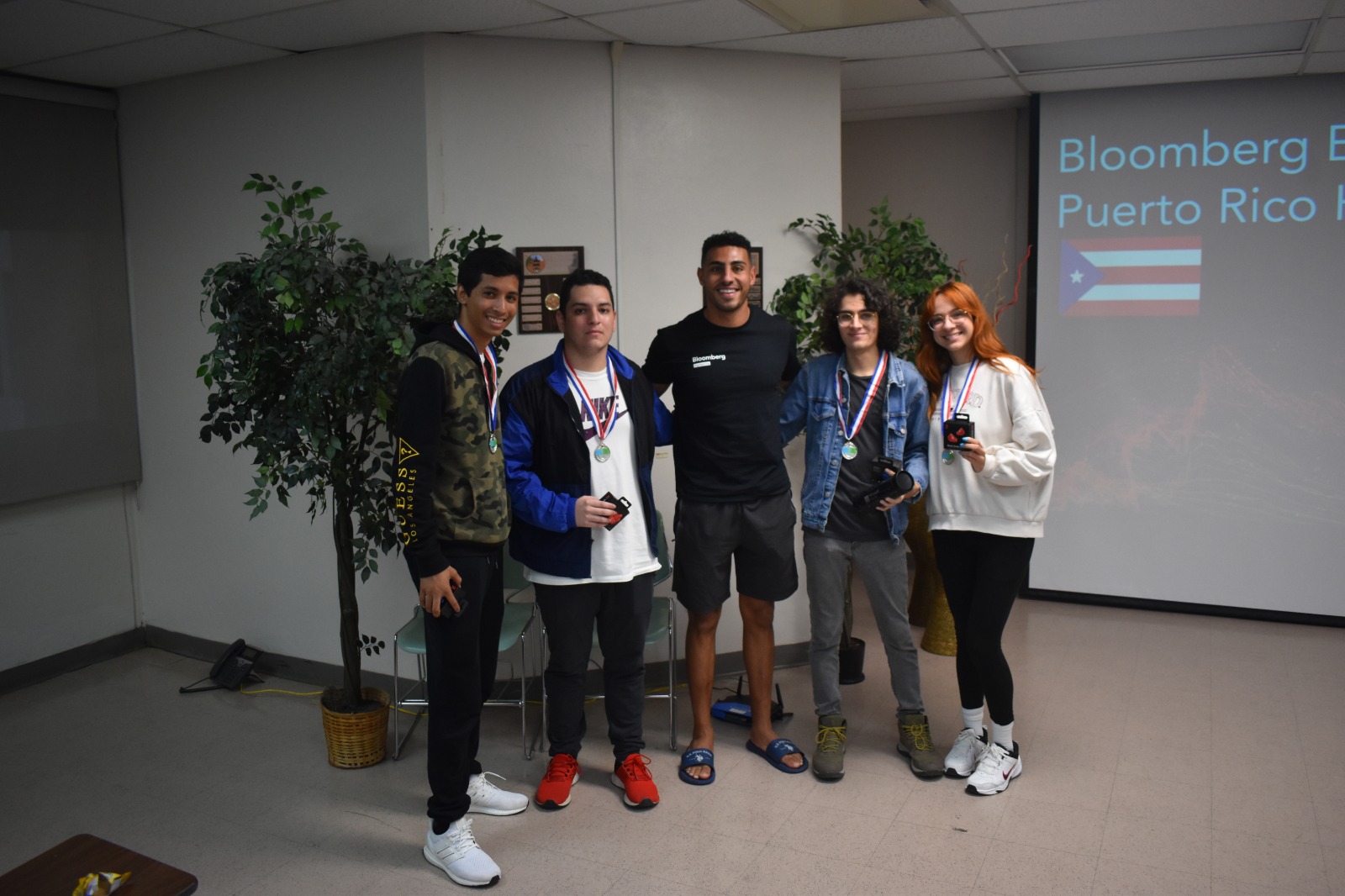 En esta competencia Hackathon obtuvieron el segundo lugar el grupo de UPR Río Piedras compuesto por los estudiantes Sergio Mattei, Jasiel Rivera, Ángel Romero y Carla Ramos