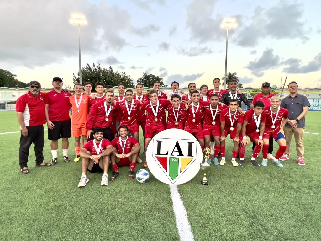 Equipo de balompié masculino del Recinto de Río Piedras posa con las medallas y el trofeo del tercer lugar