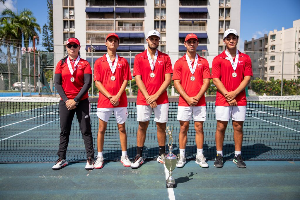 Equipo de tenis de campo masculino del Recinto de Río Piedras posa con las medallas y el trofeo del tercer lugar