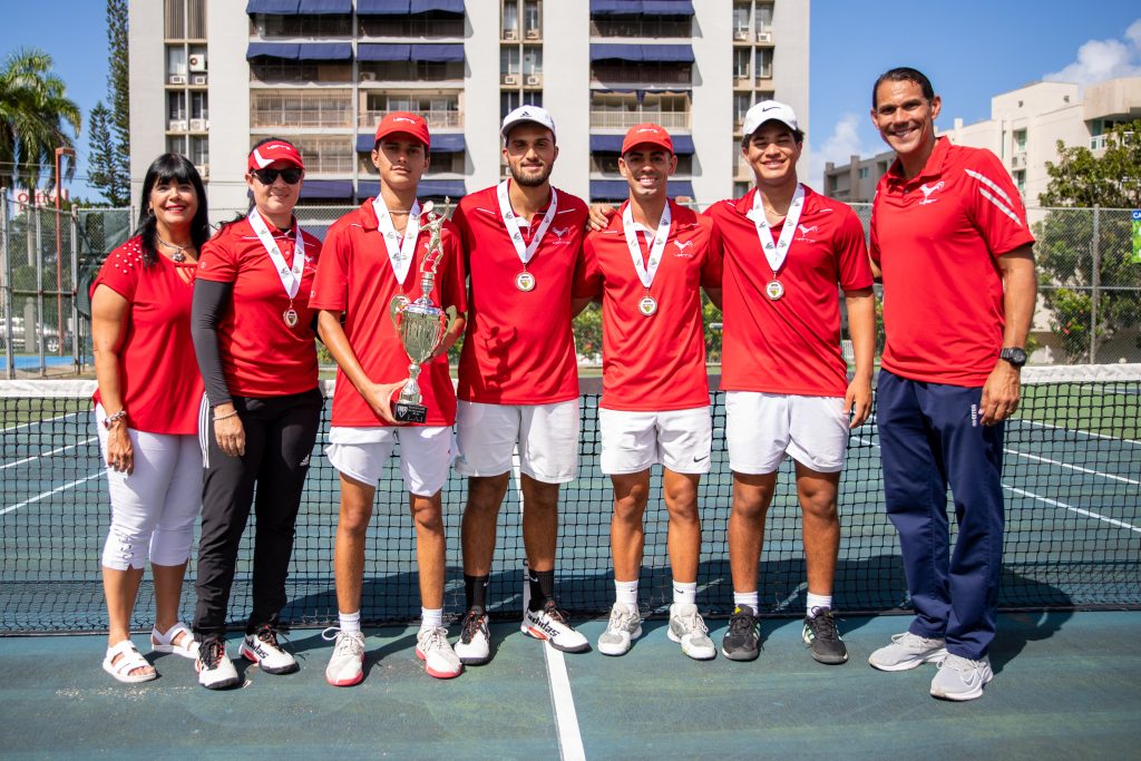 Equipo de tenis de campo masculino del Recinto de Río Piedras posa con las medallas y el trofeo del tercer lugar