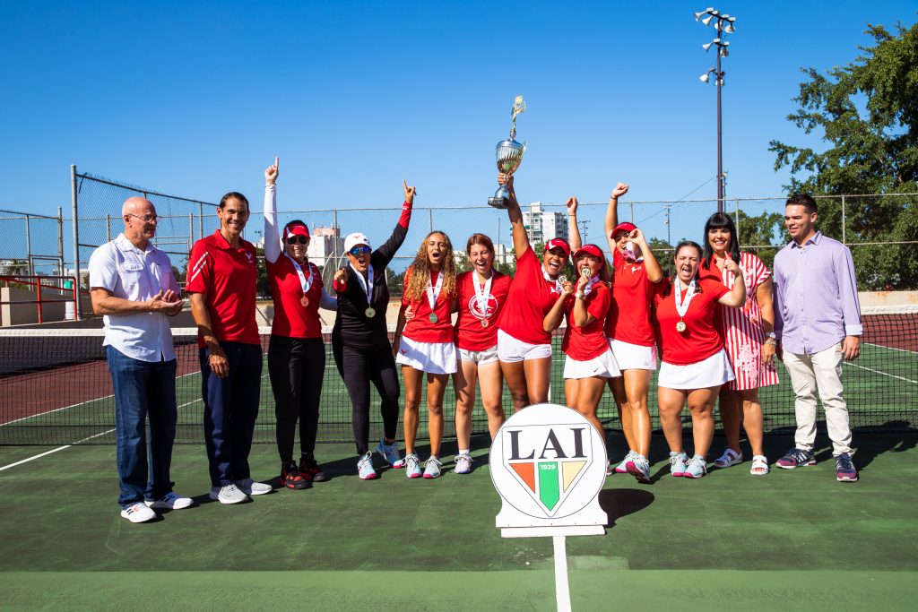 Equipo de tenis de campo femenino del Recinto de Río Piedras posa con las medallas de oro y la copa del campeonato