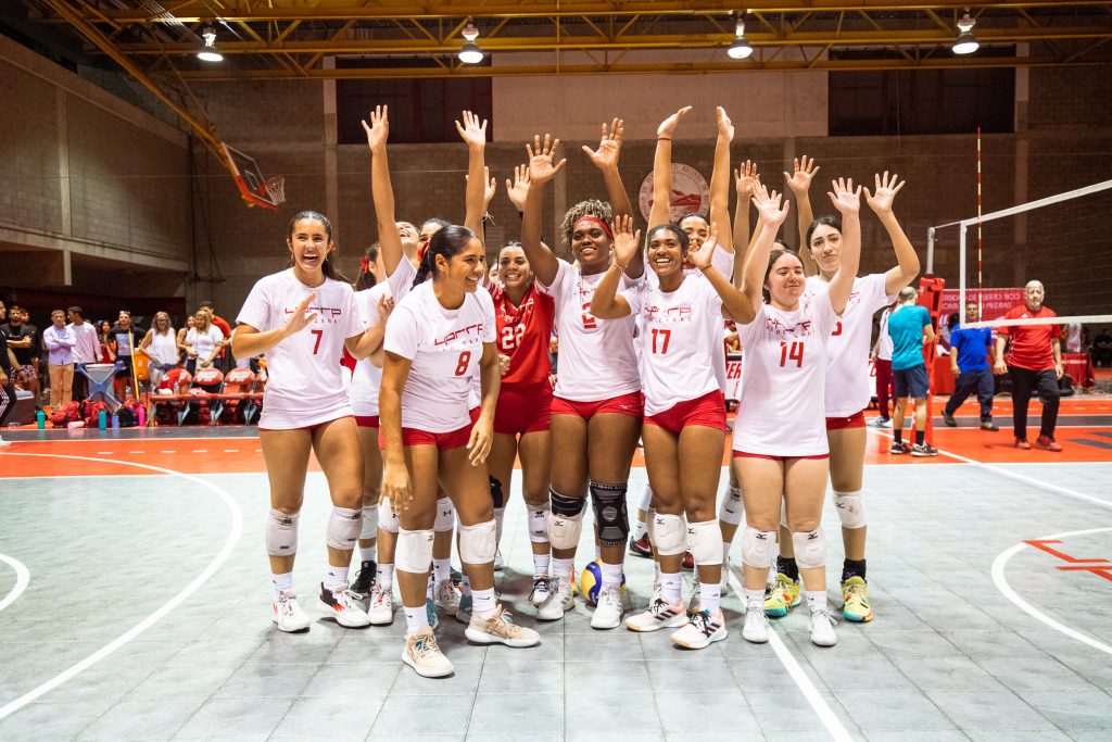 Equipo de voleibol femenino celebra su victoria en el partido por la medalla de bronce