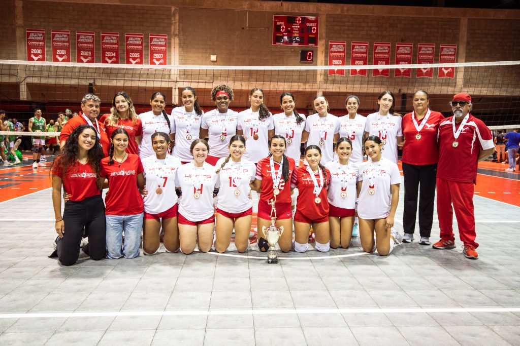 Equipo de voleibol femenino del Recinto de Río Piedras posa con las medallas bronce y la copa del tercer lugar